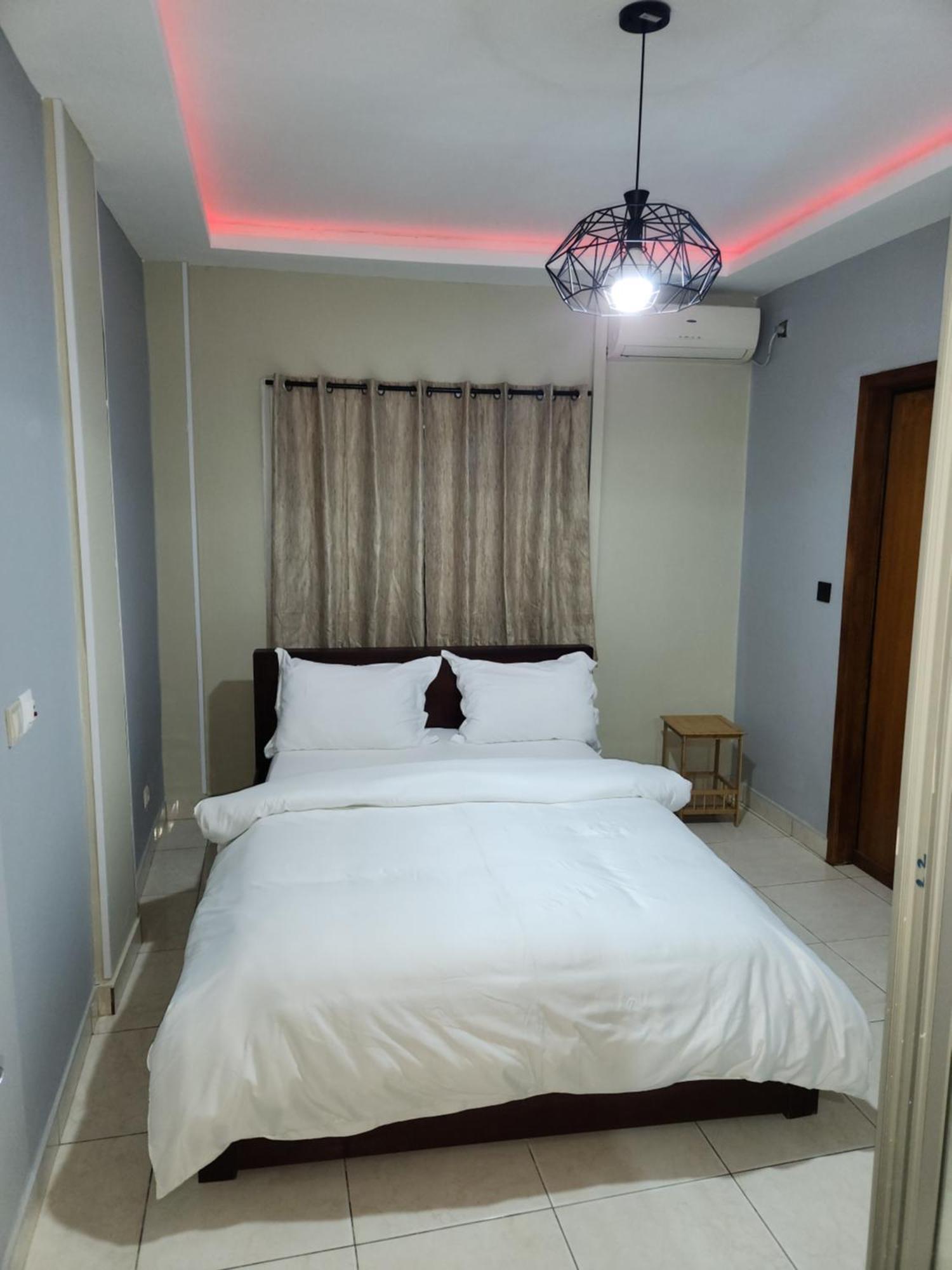 Meuble 1Ch 2E Ch Dispo Avec Un Supplement E1D Apartman Douala Kültér fotó