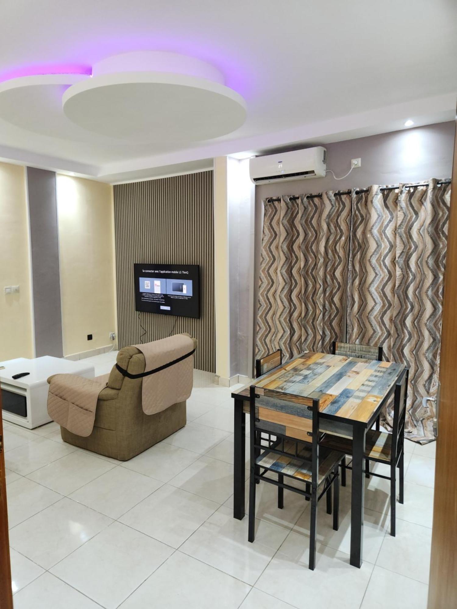 Meuble 1Ch 2E Ch Dispo Avec Un Supplement E1D Apartman Douala Kültér fotó